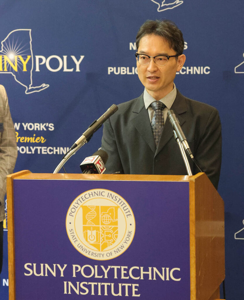 Dr. Bongmook Lee giving a speech.