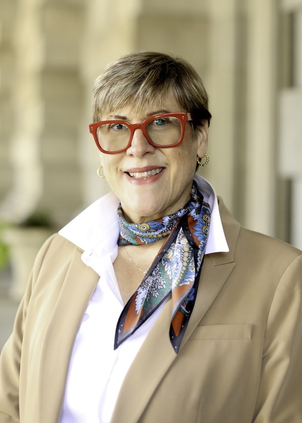 Headshot of Lisa Volk.